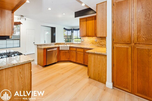 Building Photo - Gorgeous 2 Bed, 2.5 Bath End-Unit Home Available NOW in Aliso Viejo!
