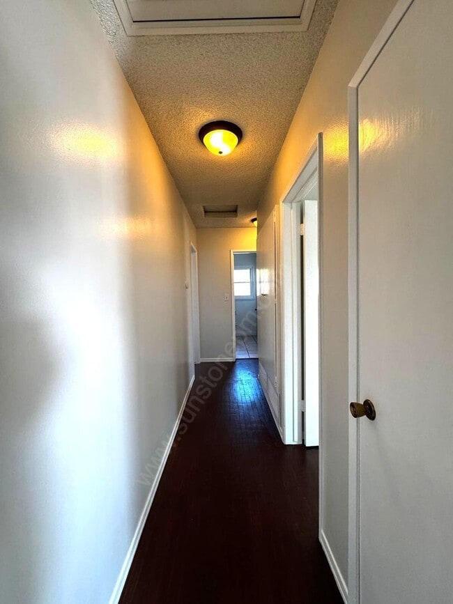 Building Photo - Stunning 3 Bedroom, 2 Bathroom Home on a L...