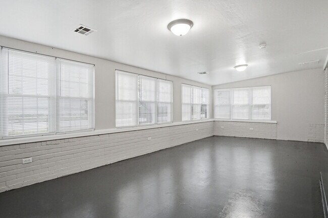 Building Photo - 3717 N Eagle Ln