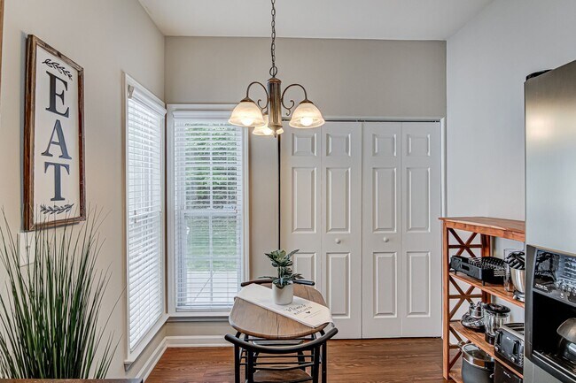 Building Photo - Beautiful 3BR/2BA Townhome in Winston-Salem