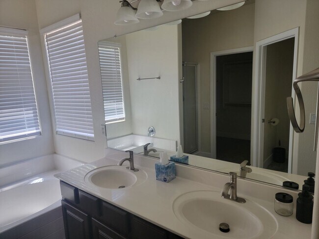 Building Photo - 3-Bedroom / 2-Bathroom Home with Attached ...