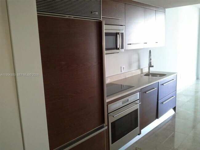 Building Photo - 495 Brickell Ave