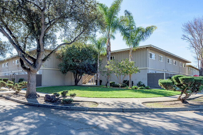 Building Photo - 611 San Luisito Way