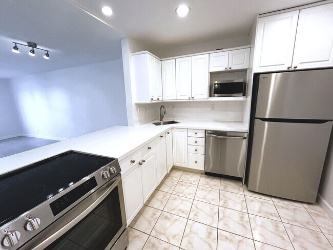 Building Photo - Large Updated 1 Bedroom 1.5 Bath Condo - Steps from Fort Lauderdale Beach!