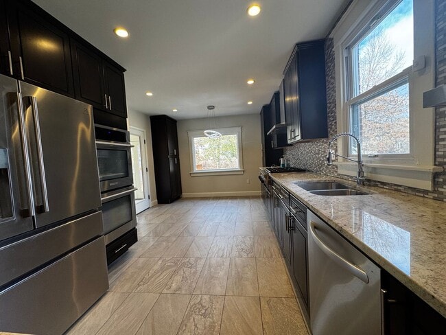 Building Photo - NEWLY RENOVATED EXPANSIVE 5BD 4BA BRIGHTWOOD HOME