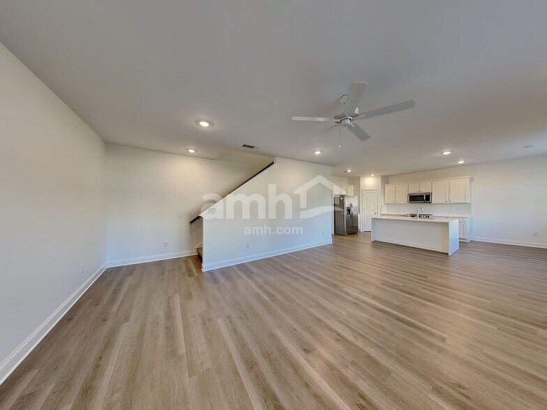 Building Photo - 56 Pointe Dr