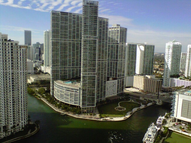 Building Photo - 325 S Biscayne Blvd