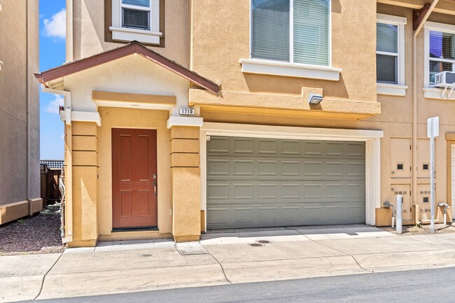 Building Photo - Spacious 2 Bed, 2.5 Bath Townhouse in Gate...
