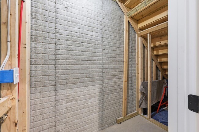 Building Photo - 1102 Summit St