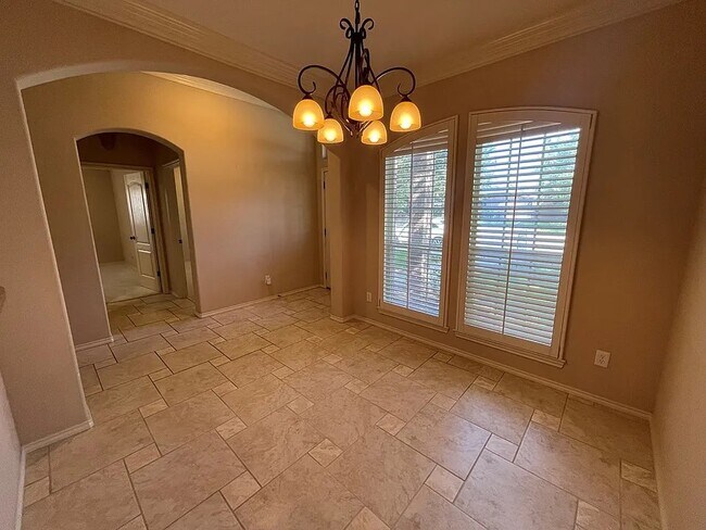 Building Photo - Comfy 3 bd/2 bth home in quiet neighborhood. Walk to the grocery store. 10 minutes to downtown. A...