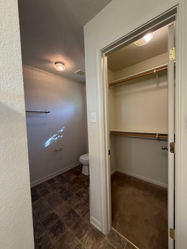 Building Photo - 715 Lakeview Dr