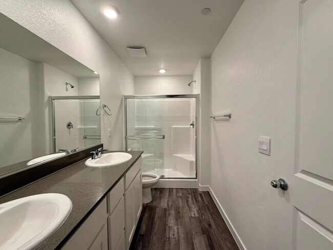 Building Photo - BRAND NEW 3 BED 2.5 BATH 2 CAR GARAGE TOWNHOUSE W/ LOFT IN CADENCE COMMUNITY