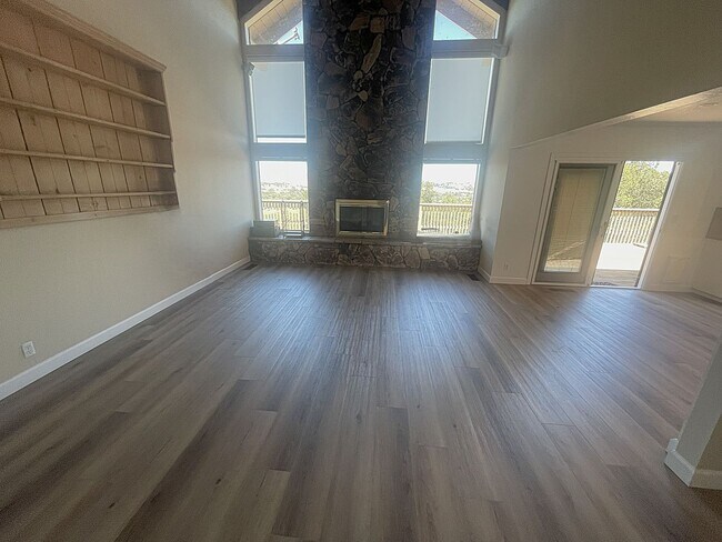 Building Photo - $5495 - Large Gorgeous 3/2 Tri-Level Home ...