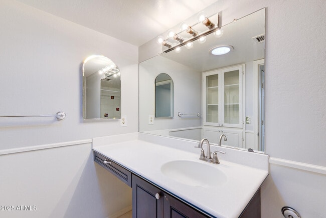 Building Photo - 20 E Redondo Dr