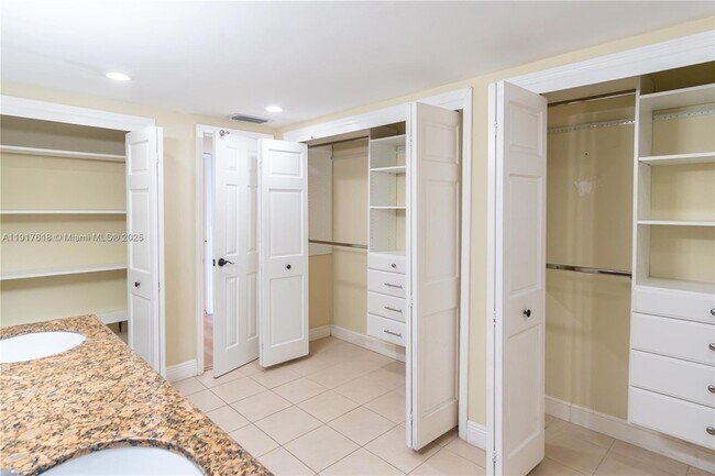 Building Photo - 145 SE 25th Rd