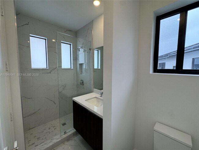 Building Photo - 19749 NE 16th Pl