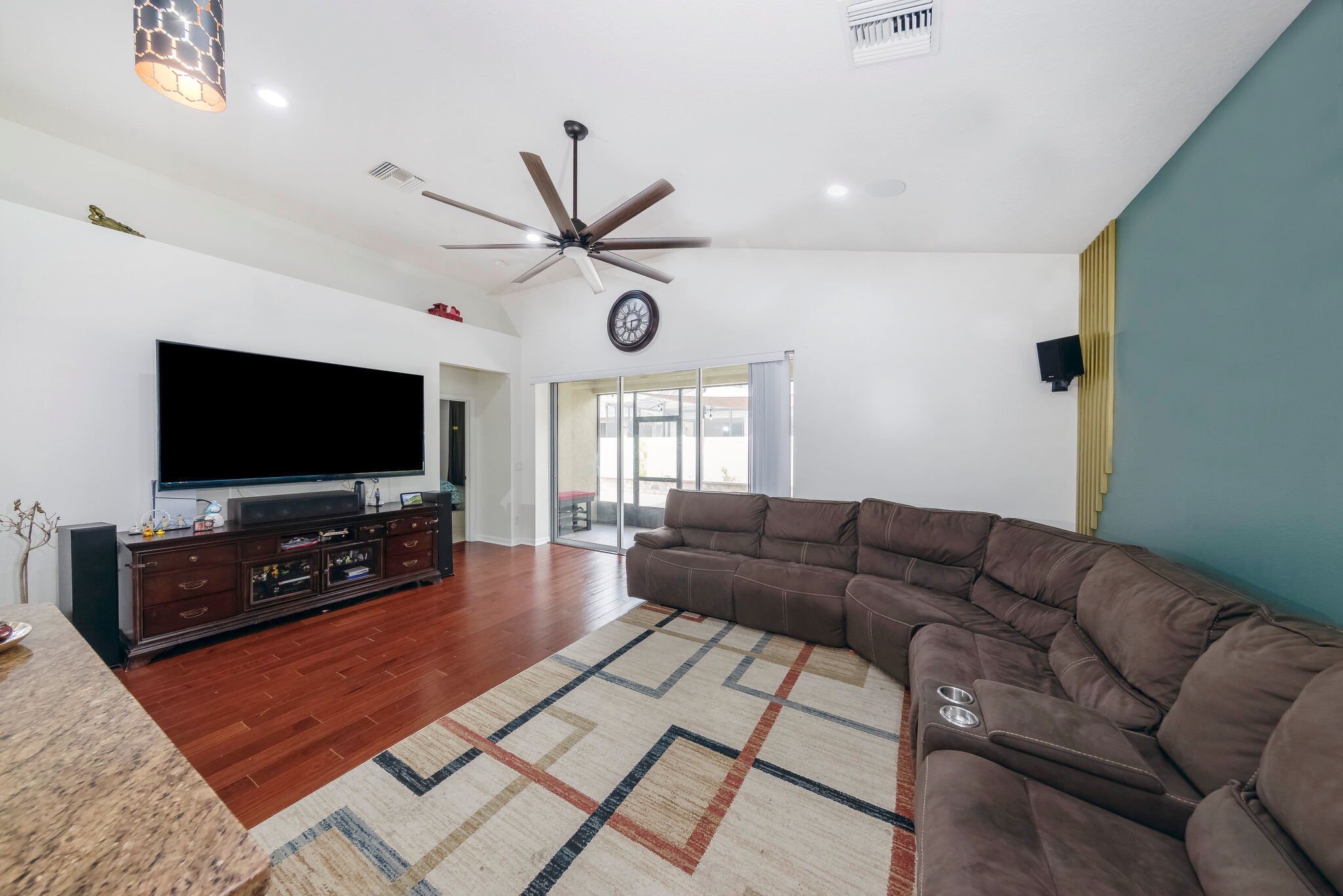 Building Photo - 8811 Tropical Palm Dr