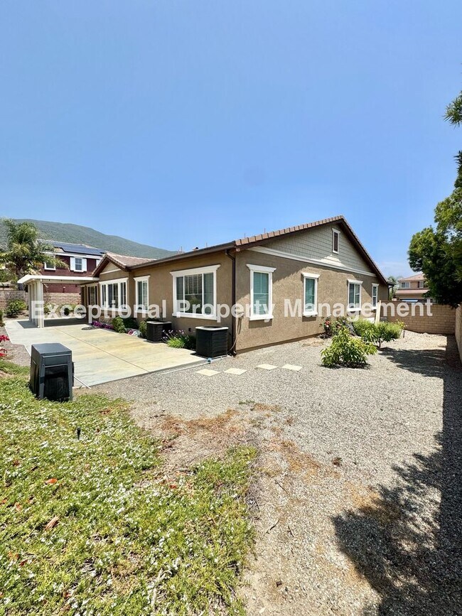Building Photo - Beautiful 3 bedroom 3 bathroom single stor...