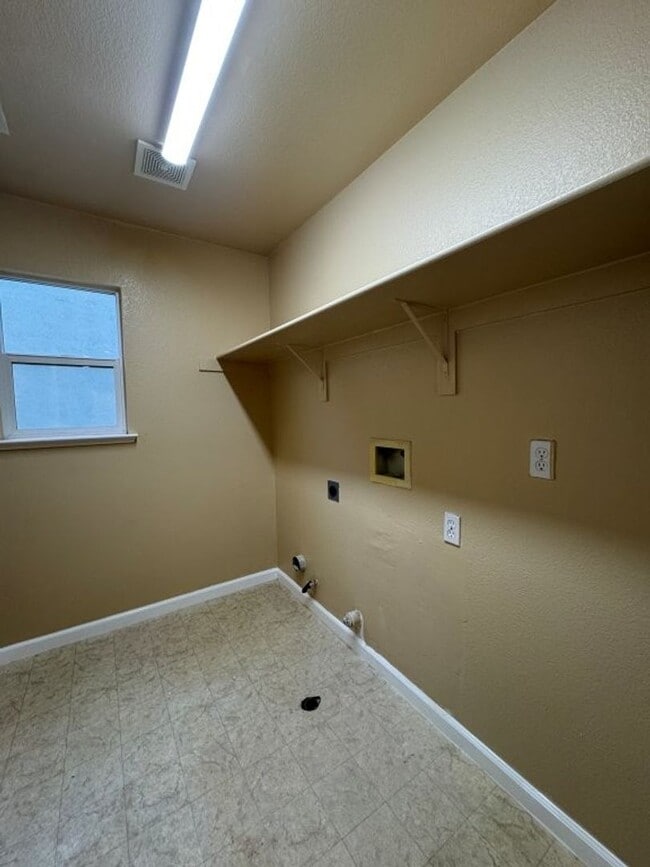 Building Photo - Beautiful 4 Bedroom Home with Solar – North Natomas