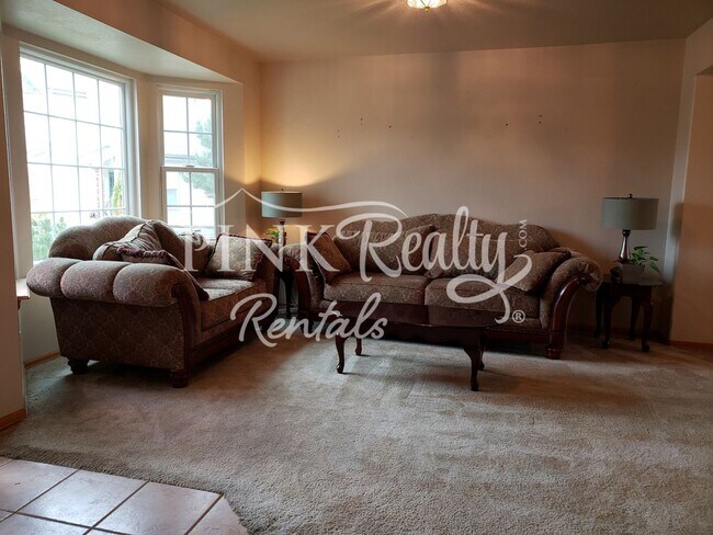 Building Photo - Gorgeous 5 Bedroom Home in D20!