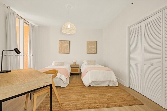 Building Photo - 733 Crandon Blvd