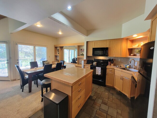 Building Photo - 6901 Robin Ct