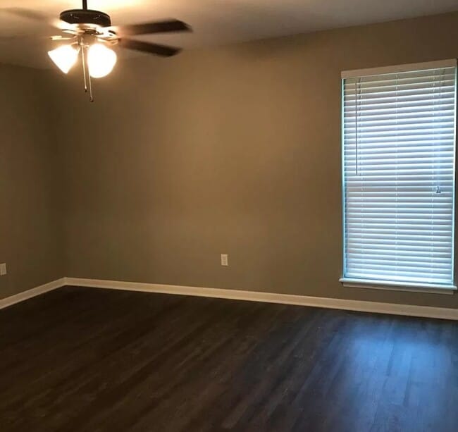Building Photo - 2907 Greenhills Dr