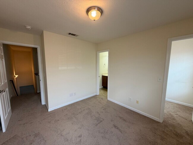 Building Photo - Available Now! 2 Bed, 2.5 Bath Townhome in The Cottages Of Lake Forest