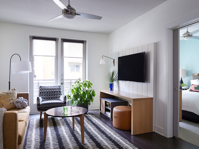 Building Photo - 1610 E 6th St