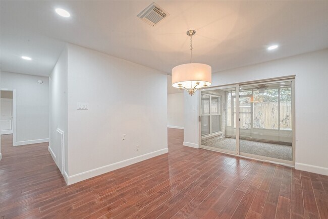 Building Photo - 12127 Carriage Hill Dr