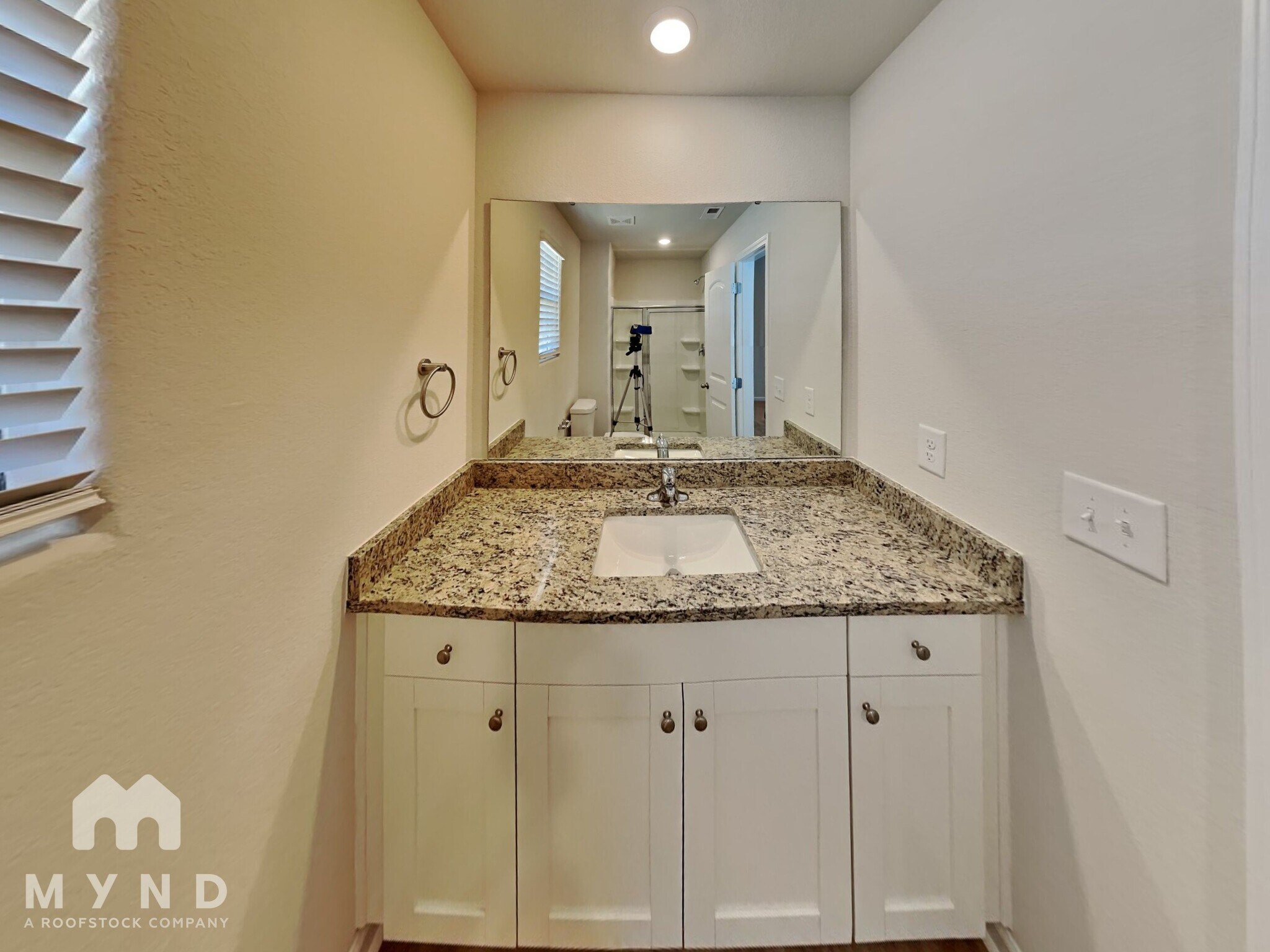 Building Photo - 250 Royal Mdw Dr