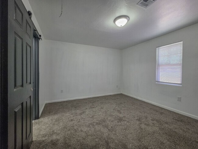 Building Photo - Charming 3-Bed, 2.5-Bath Home in Bethany w...