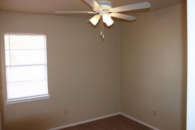 Building Photo - Updated 3/2/1 Great location for TTU/LCU/Medical District - Available AUGUST