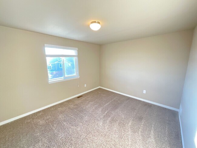 Building Photo - 4 Bedroom Home Available Near Londonderry Dr & Eastonville Rd!