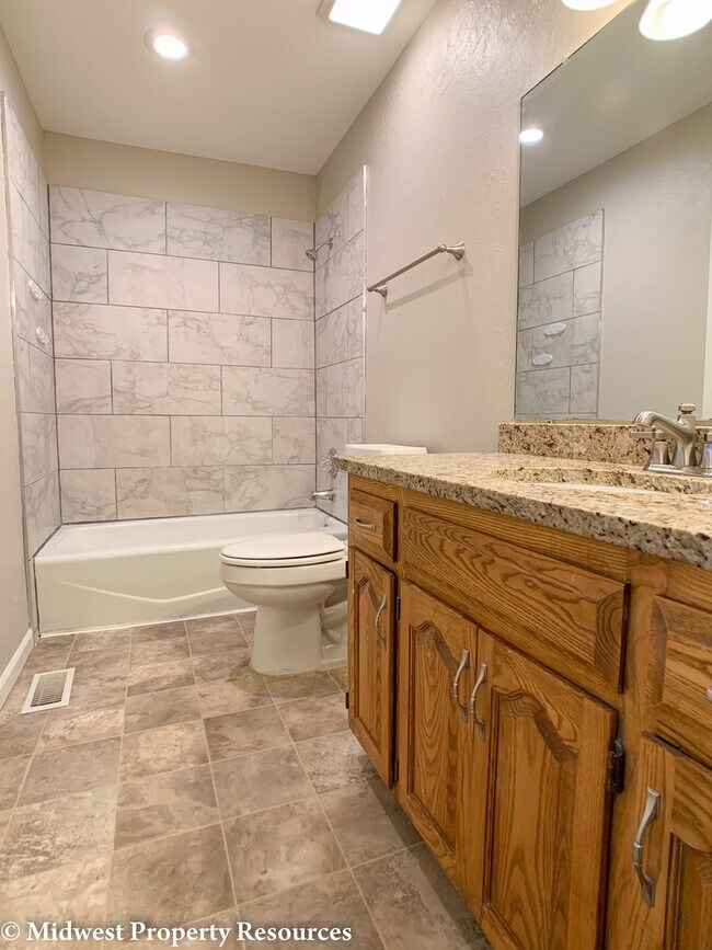 Building Photo - Spacious home with so many updates!  3 bedroom 2.5 baths in Blue Springs