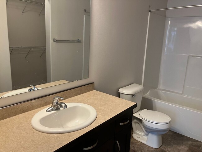 Building Photo - 4 Bed 3 Bath