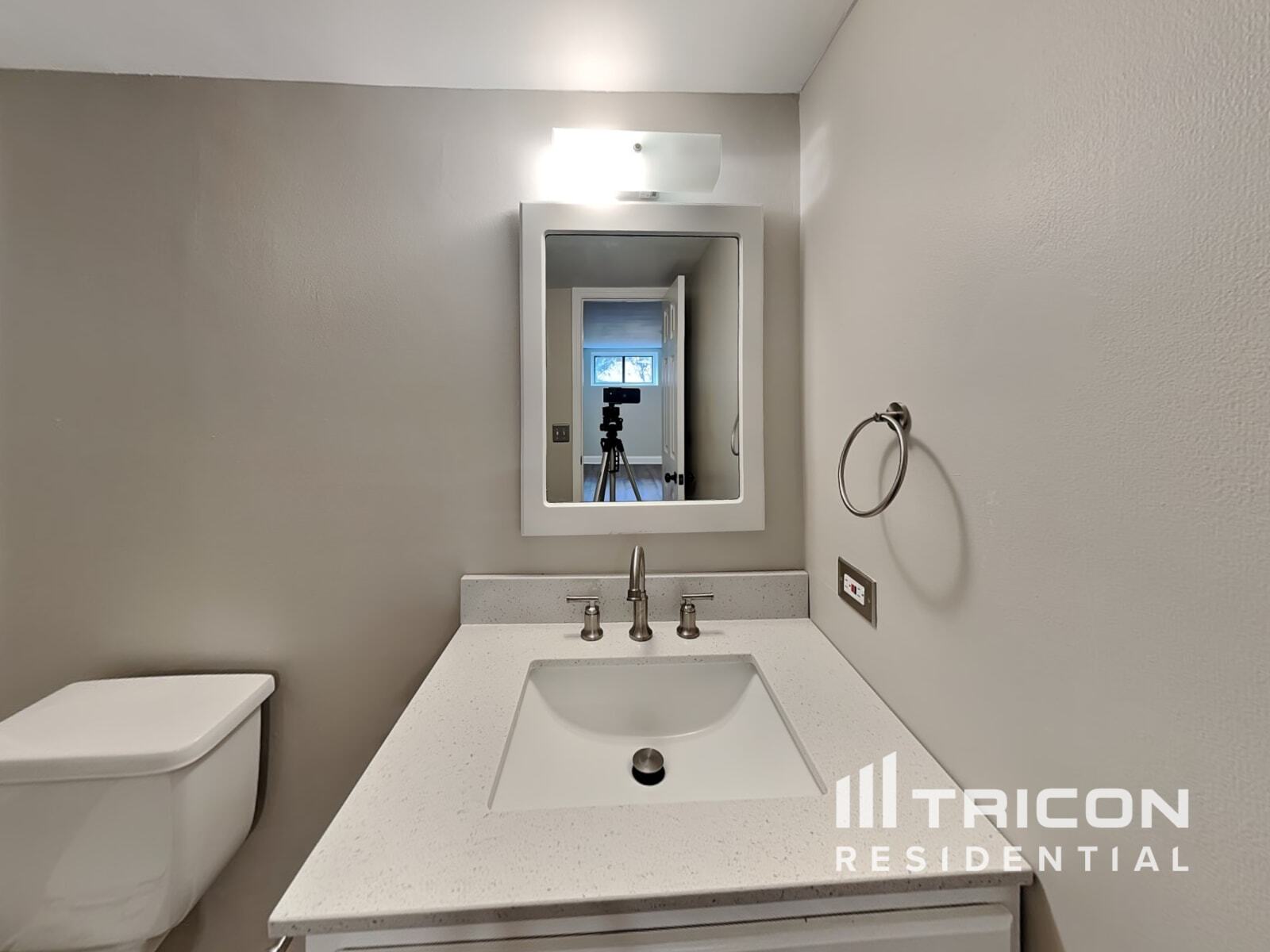 Building Photo - 703 Players Ct