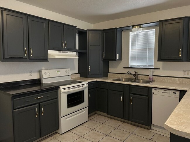 Building Photo - 2105 W Juniper St