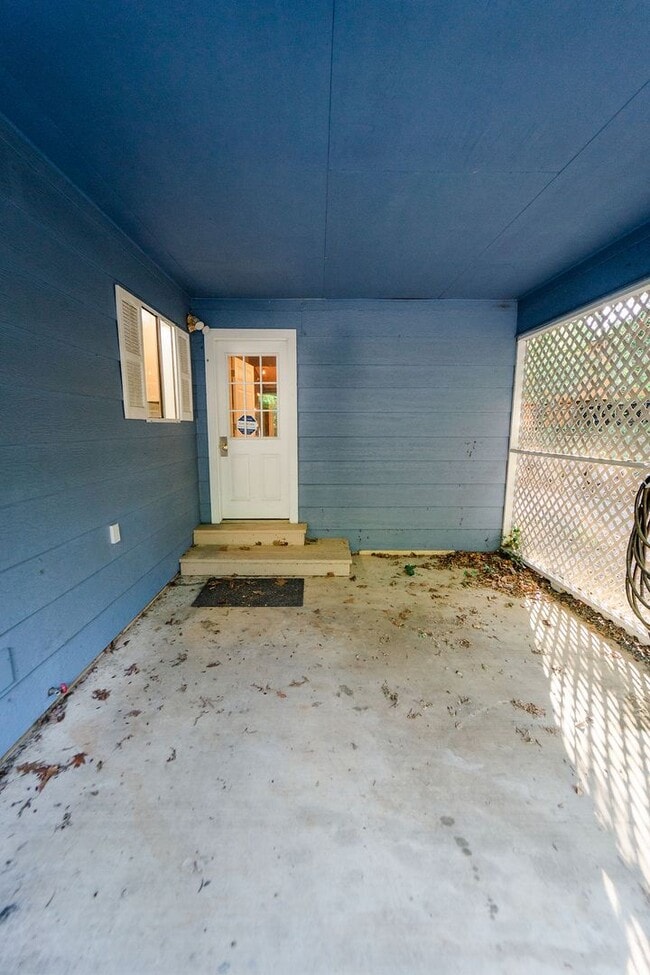 Building Photo - Cute 3,2 Right in the heart of HSV!!
