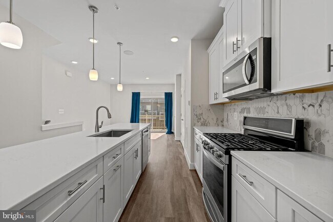 Building Photo - 148 Stowe Dr