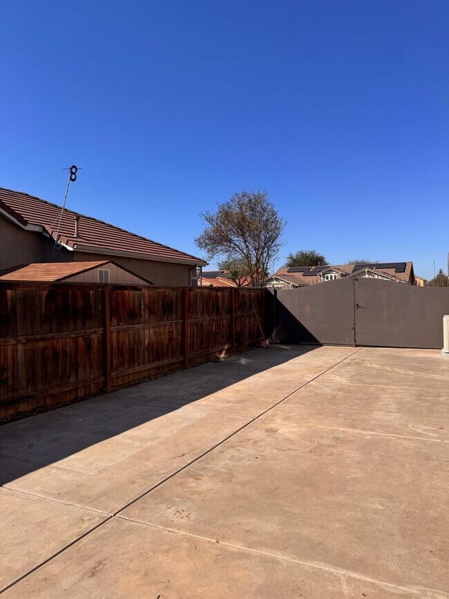 Building Photo - Beautiful single family home