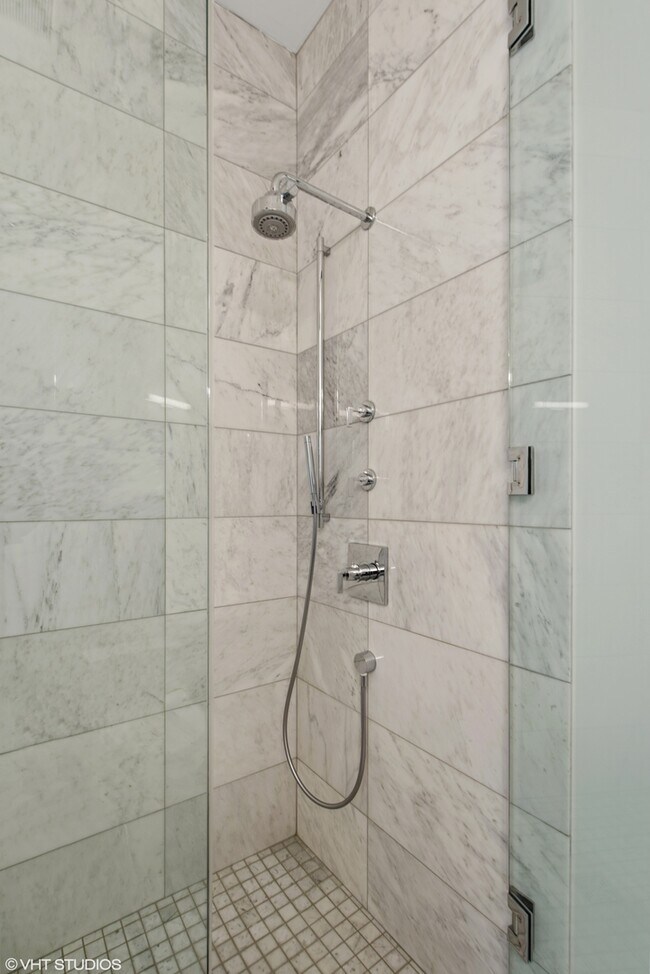 Building Photo - 668 N Kingsbury St