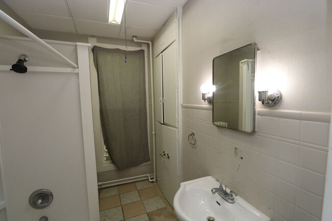 Building Photo - Charming Two Bedroom Unit in the Heart of ...