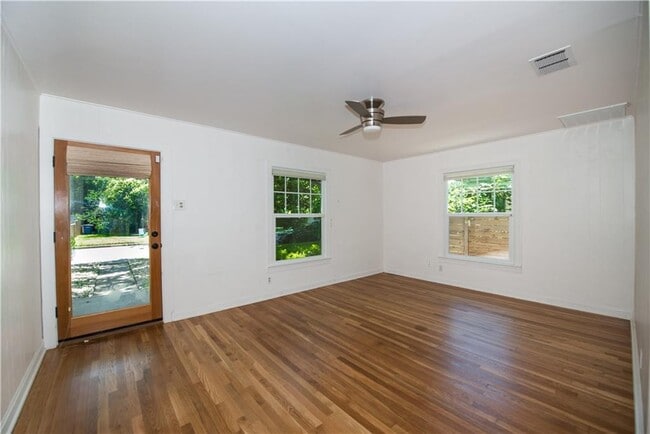 Building Photo - 906 E 53rd St