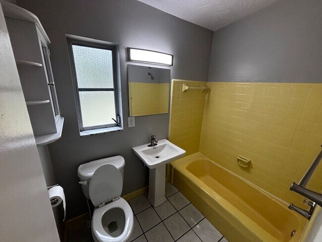 Building Photo - 2 or could be 3 bedroom -1 bath home in Deltona