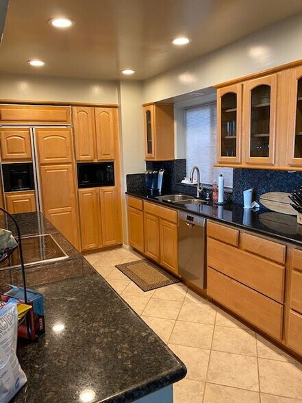 Building Photo - 501 Avenida Del Mar