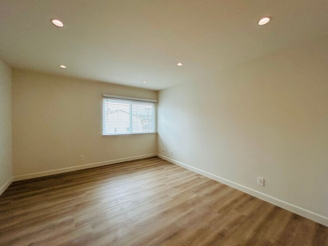 Building Photo - Newly Renovated Top Floor Two Bedroom Two ...