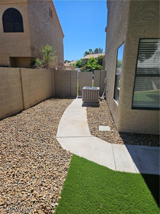 Building Photo - 9516 Wooden Pier Way