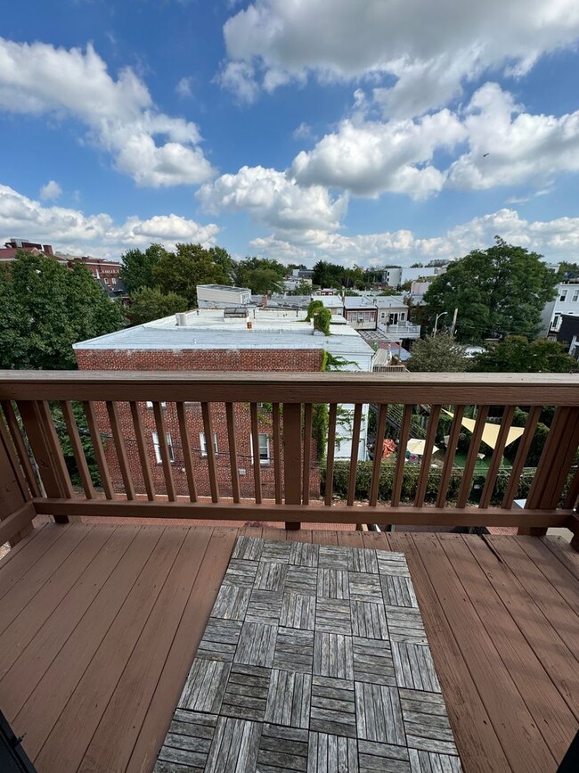 Building Photo - Columbia Heights Four Story Row home for R...