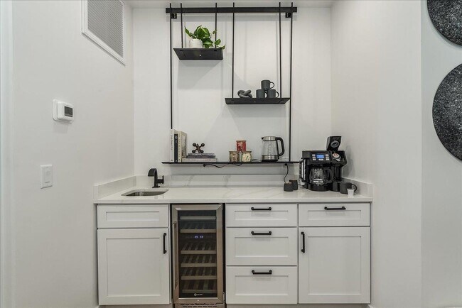 Building Photo - 97-99 Zabriskie St